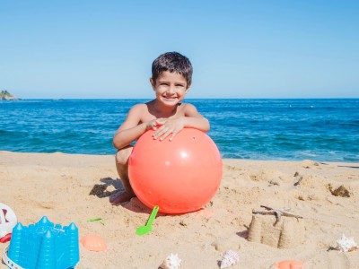 Brincadeiras educativas na praia: diversão garantida para as crianças!